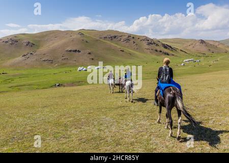 SONG KUL, KIRGHIZISTAN - 23 JUILLET 2018 : touristes à cheval près du lac Song Kul, Kirghizistan Banque D'Images