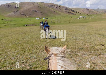 SONG KUL, KIRGHIZISTAN - 23 JUILLET 2018 : touristes à cheval près du lac Song Kul, Kirghizistan Banque D'Images