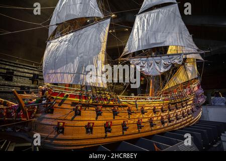 Stockholm, Suède - 25 juin 2016 : Musée Vasa, Vasamuseet, intérieur du musée avec un navire de guerre bien conservé du 17th siècle Vasa, qui a coulé sur son premier vo Banque D'Images