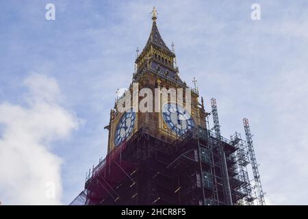 Londres, Royaume-Uni.31st décembre 2021.Big Ben a sonné pour la première fois en quatre ans à 12 h le 31st décembre 2021. Le monument emblématique, officiellement appelé la tour Elizabeth, est en cours de rénovation depuis 2017 et les travaux devraient être terminés au début de 2022.Big Ben doit sonner à nouveau à minuit pour marquer la nouvelle année.Crédit : SOPA Images Limited/Alamy Live News Banque D'Images