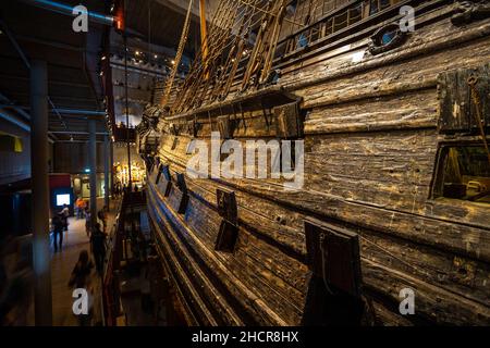 Stockholm, Suède - 25 juin 2016 : Musée Vasa, Vasamuseet, intérieur du musée avec un navire de guerre bien conservé du 17th siècle Vasa, qui a coulé sur son premier vo Banque D'Images