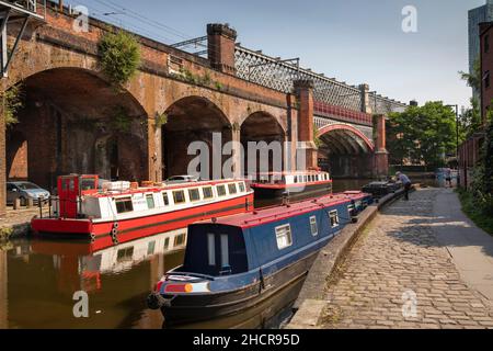 Royaume-Uni, Angleterre, Manchester, Castlefield, les bateaux étroits amarrés sur le canal de Bridgewater en dessous du Viaduc du chemin de fer Metrolink Banque D'Images