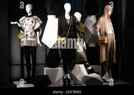 Milan, Italie - 24 septembre 2021 : mannequins debout dans une vitrine d'un magasin de vêtements. Banque D'Images