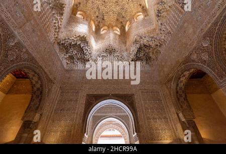 PALAIS DE L'ALHAMBRA GRENADE ANDALOUSIE ESPAGNE CALLIGRAPHIE ARABE ET DE LA VAILERIE MUQUARNAS DANS LA SALLE DE L'ABENCERRAJES Banque D'Images