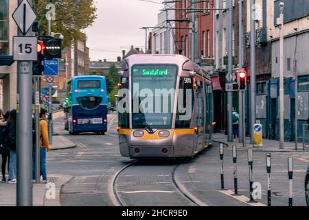 Dublin, Irlande, 13 novembre 2021 : un tramway de Dublin Banque D'Images