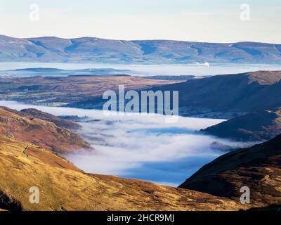 En regardant vers la vallée de l'Eden depuis la gamme Helvellyn avec la brume de vallée au-dessus d'Ullswater, Lake District, Royaume-Uni. Banque D'Images