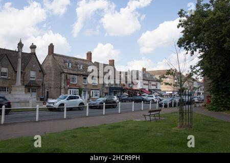 Vues sur les entreprises aux côtés de Church Green à Witney, Oxfordshire, au Royaume-Uni Banque D'Images