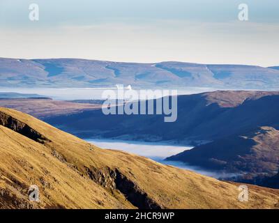 En regardant vers la vallée de l'Eden depuis la gamme Helvellyn avec la brume de vallée au-dessus d'Ullswater, Lake District, Royaume-Uni. Banque D'Images