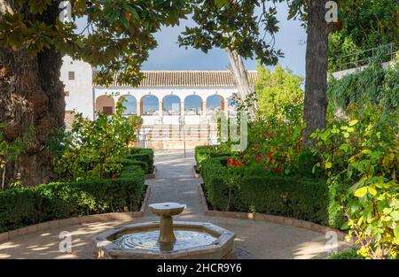 PALAIS DE L'ALHAMBRA GRENADE ANDALOUSIE ESPAGNE PAVILLON ARCADES ET FONTAINE DANS LES JARDINS DU GENERALIFE Banque D'Images