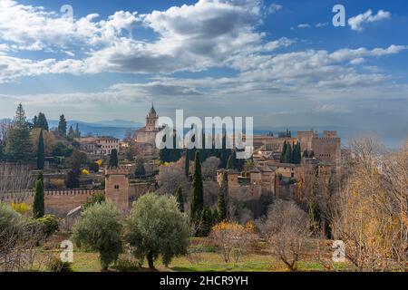 PALAIS DE L'ALHAMBRA GRENADE ANDALOUSIE ESPAGNE VUE DEPUIS LES JARDINS DE LA TERRASSE DU GENERALIFE Banque D'Images