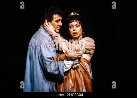 Acte 1: Placido Domingo (Mario Cavaradossi), Maria Ewing (Floria Tosca) dans TOSCA par Puccini à l'Opéra Royal, Covent Garden, Londres WC2 06/07/1991 chef d'orchestre: Michel Plasson set design: Renzo Mongiardino costumes de renouveau: Marcel Escerisier éclairage: John B Lire réalisateur original: Franco Zeffirelli réalisateur de renouveau: John Cox Banque D'Images