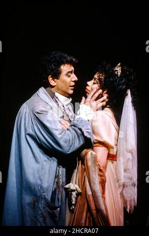 Acte 1: Placido Domingo (Mario Cavaradossi), Maria Ewing (Floria Tosca) dans TOSCA par Puccini à l'Opéra Royal, Covent Garden, Londres WC2 06/07/1991 chef d'orchestre: Michel Plasson set design: Renzo Mongiardino costumes de renouveau: Marcel Escerisier éclairage: John B Lire réalisateur original: Franco Zeffirelli réalisateur de renouveau: John Cox Banque D'Images