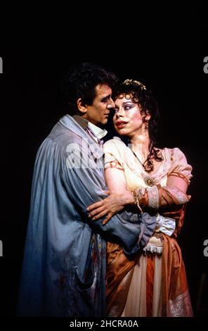 Acte 1: Placido Domingo (Mario Cavaradossi), Maria Ewing (Floria Tosca) dans TOSCA par Puccini à l'Opéra Royal, Covent Garden, Londres WC2 06/07/1991 chef d'orchestre: Michel Plasson set design: Renzo Mongiardino costumes de renouveau: Marcel Escerisier éclairage: John B Lire réalisateur original: Franco Zeffirelli réalisateur de renouveau: John Cox Banque D'Images