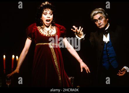 Act 2: Maria Ewing (Floria Tosca), Justino Diaz (Baron Scarpia) dans TOSCA par Puccini à l'Opéra Royal, Covent Garden, Londres WC2 06/07/1991 chef d'orchestre: Michel Plasson Set design: Renzo Mongiardino costumes de renouveau: Marcel Escerisier éclairage de renouveau: John B Lire le directeur original: Franco Zeffirelli réalisateur de renouveau: John Cox Banque D'Images