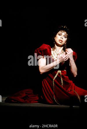 Acte 2: Maria Ewing (Floria Tosca) dans TOSCA par Puccini à l'Opéra Royal, Covent Garden, Londres WC2 06/07/1991 chef d'orchestre: Michel Plasson set design: Renzo Mongiardino costumes: Marcel Escoisier éclairage de renouveau: John B Lire le directeur original: Franco Zeffirelli réalisateur de renouveau: John Cox Banque D'Images