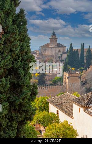 PALAIS DE L'ALHAMBRA GRENADE ANDALOUSIE ESPAGNE TOUR DE L'ÉGLISE ST MARY VUE DES JARDINS DU GENERALIFE Banque D'Images