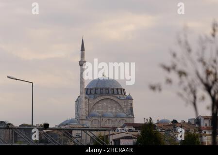 Istanbul, Turquie - 29 octobre 2021 : photo de la mosquée.Dôme et minaret.Photo éditoriale à istanbul Turquie. Banque D'Images