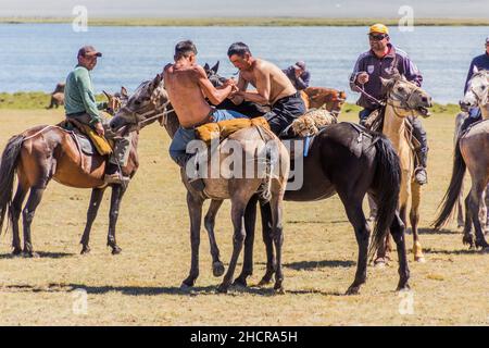 SONG KOL, KIRGHIZISTAN - 25 JUILLET 2018 : lutte à cheval au Festival national des Jeux du cheval sur les rives du lac son Kol Banque D'Images