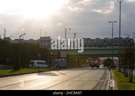 Istanbul, Turquie - 29 octobre 2021 : route vide dans la ville d'istanbul et un métro passant par le chemin de fer de passage.Photo éditoriale à Istanbul Turquie. Banque D'Images