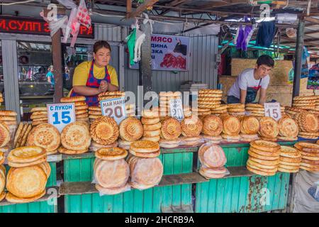 BICHKEK, KIRGHIZISTAN - 26 JUILLET 2017 : vendeurs de pain de la région de Nan à Bichkek, capitale du Kirghizistan. Banque D'Images