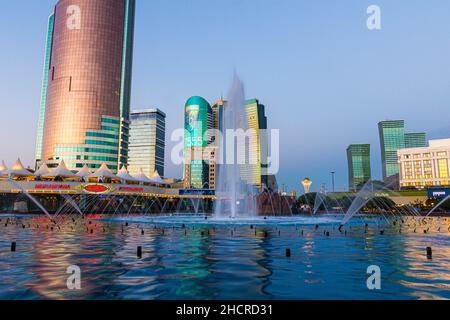 ASTANA, KAZAKHSTAN - 8 JUILLET 2018 : Fontaine d'Astana maintenant Nur-Sultan , capitale du Kazakhstan Banque D'Images