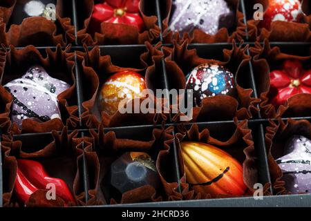 Un ensemble de chocolats artisanaux colorés exclusifs dans un forfait.Vue plein écran par le dessus Banque D'Images