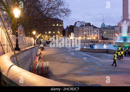 Londres Royaume-Uni 31 décembre 2021.La place Trafalgar de Londres est maintenant entièrement clôturée pour empêcher les gens de se réunir pour la fête de la Saint-Sylvestre.Le grand public est invité à célébrer les festivités à la maison de façon sensée et prudente, car la variante du coronavirus Omicron se propage rapidement parmi les communautés.Credit: Xiu Bao/Alamy Live News Banque D'Images