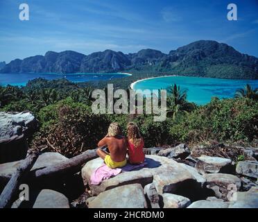 Thaïlande.Île Phi Phi.Jeune couple avec un point de vue élevé des baies de Loh Dalum et de ton Sai. Banque D'Images