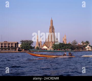 Thaïlande.Bangkok.Wat Arun avec bateau de rivière passant. Banque D'Images