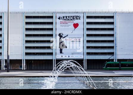 Bâle, Suisse - 08 mars 2021 : annonce de l'exposition de Bansky « construire des châteaux dans le ciel » sur la zone d'exposition de la ville de Bâle, Suisse Banque D'Images