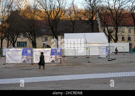 Une femme à un Drive au Corona Test Center de Munich. Banque D'Images