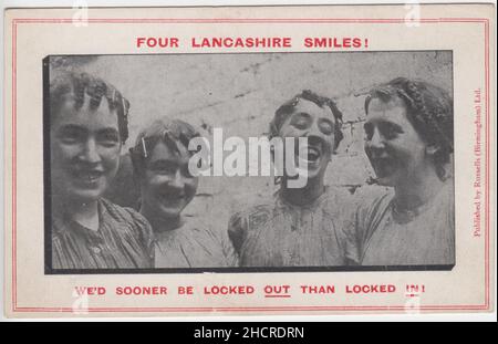 « quatre sourires dans le Lancashire !Nous serions plus tôt enfermés qu'enfermés ! » : carte postale de quatre jeunes femmes, des ouvriers du Lancashire, qui avaient été enfermées à leur emploi (c'est-à-dire qui étaient en grève).Ils ont tous des coiffures tressées distinctives.La carte postale était l'une des nombreuses à ce sujet publiées par Russells (Birmingham) Ltd. Et pourrait dater de la «grande enfermement» de 1912 dans l'industrie du coton du Lancashire, le résultat d'un différend entre la Cotton Spinners and Manufacturers Association et la Amalgamated Weavers Association Banque D'Images