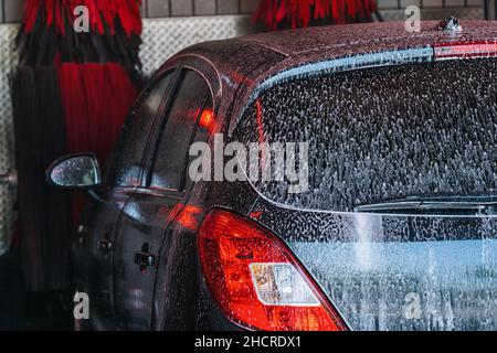 Eau mousse de lavage de voiture, lavage automatique de voiture en action Banque D'Images