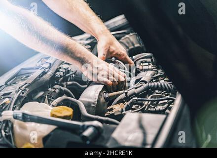 Voiture auto mechanic repairing Banque D'Images
