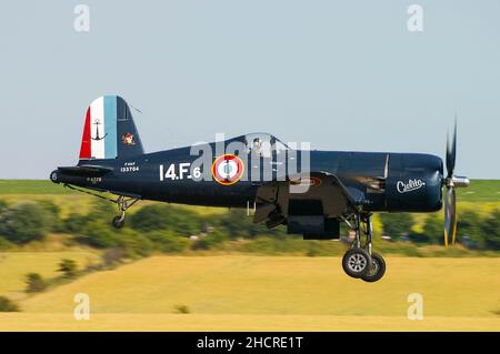 Vought F4U-7 l'avion de chasse F-AZYS de la deuxième Guerre mondiale de Corsair débarque au salon de l'aviation de Duxford.Aéronavale française 14.F Flotilla couleurs F4U-7 avion Banque D'Images