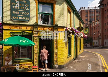 Royaume-Uni, Angleterre, Manchester, Great Bridgewater Street, client entrant dans Peveril of the Peak, pub en céramique historique Banque D'Images