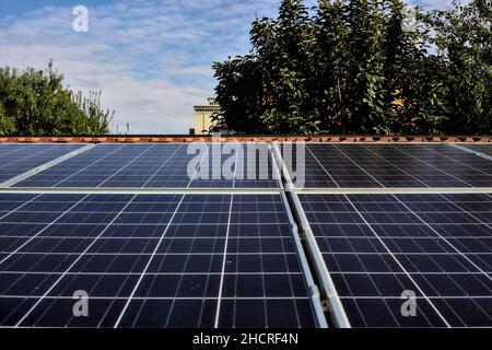 Panneaux solaires sur un toit vus de près Banque D'Images