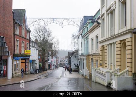 Vue depuis Westgate en hiver, High Street, Winchester, Hampshire, Angleterre,Royaume-Uni Banque D'Images