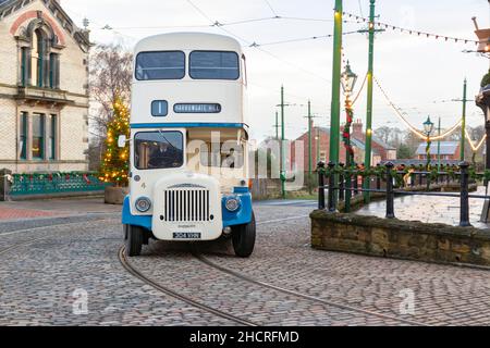 Bus à impériale d'époque bleu et crème à Beamish Village Banque D'Images