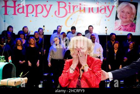 Kansas City, États-Unis.20th janvier 2011.L'actrice Betty White se retrouve submergée lors de sa fête d'anniversaire surprise au Crown Center de Kansas City, Missouri, le jeudi 20 janvier 2011.Brad Moore, président de Hallmark Hall of Fame Productions, a surpris White après la projection de son prochain film Hallmark Hall of Fame « The Lost Valentine ».(Allison long/Kansas City Star/MCT/Sipa USA) crédit : SIPA USA/Alay Live News Banque D'Images