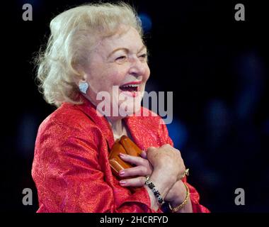 Kansas City, États-Unis.20th janvier 2011.L'actrice Betty White réagit au chœur gospel Hallmark, alors qu'elle chante pour son anniversaire au Crown Centre de Kansas City, Missouri, le jeudi 20 janvier 2011.Brad Moore, président de Hallmark Hall of Fame Productions, a surpris White avec une célébration d'anniversaire après la projection de son prochain film du Hallmark Hall of Fame « The Lost Valentine ».(Allison long/Kansas City Star/MCT/Sipa USA) crédit : SIPA USA/Alay Live News Banque D'Images