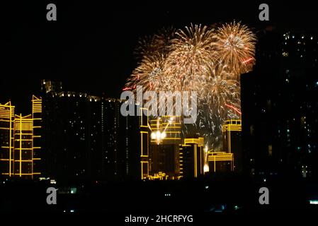 Makati, Grand Manille, Philippines.1st janvier 2022.Feux d'artifice dans la zone de Rockwell Powerplant à Makati City.Il y a des restrictions aux feux d'artifice, mais les gens trouvent un moyen d'acheter et des mettre en marche ce nouvel an.(Credit image: © George BUID/ZUMA Press Wire) Credit: ZUMA Press, Inc./Alamy Live News Banque D'Images