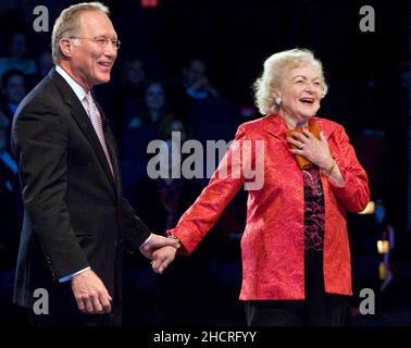 Kansas City, États-Unis.20th janvier 2011.L'actrice Betty White tient la main avec Brad Moore, président de Hallmark Hall of Fame Productions, alors que le Hallmark Gospel Choir chante pour son anniversaire au Crown Center de Kansas City, Missouri, le jeudi 20 janvier 2011.Moore a surpris White avec une célébration d'anniversaire après la projection de son prochain film du Hallmark Hall of Fame « The Lost Valentine ».(Allison long/Kansas City Star/MCT/Sipa USA) crédit : SIPA USA/Alay Live News Banque D'Images