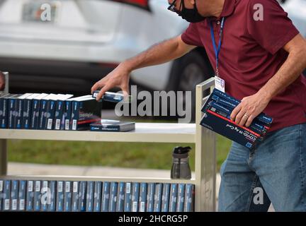 Miramar, États-Unis.30th décembre 2021.MIRAMAR, FLORIDE - DÉCEMBRE 30 : le personnel de la bibliothèque du comté de Broward met gratuitement à disposition des kits de test Covid-19 à la bibliothèque publique du comté de Broward Miramar Branch le 30 décembre 2021, Miramar, Floride.Broward County, Floride commence à distribuer des kits de tests à domicile en raison de la montée en flèche des cas COVID-19 se poursuit alors que les cas Omicron traversent les vacances à la bibliothèque publique Miramar (photo par JL/Sipa USA) crédit: SIPA USA/Alay Live News Banque D'Images