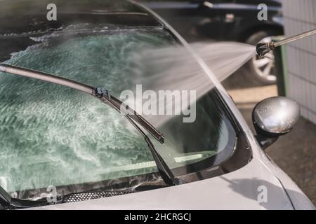lavage de voiture sur un poste de lavage de voiture avec de l'eau haute pression Banque D'Images