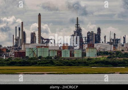 l'usine pétrochimique de l'usine de traitement du pétrole de fawley et la raffinerie exploitées par exxon mobil au bord de l'eau de southampton docks de solent uk Banque D'Images