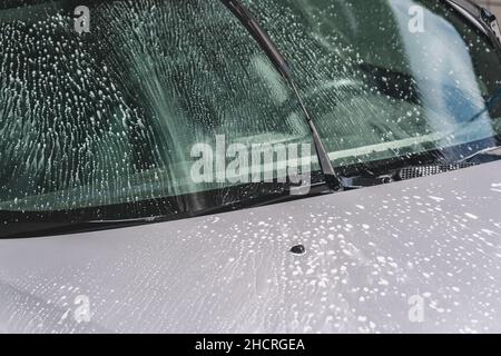 Lavage de voiture à l'eau et de la mousse Banque D'Images