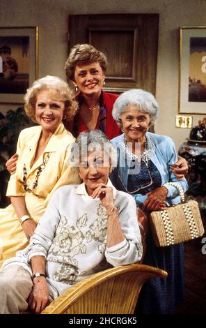 Vers 1990 - acteurs de l'émission à succès Golden Girls, dans le sens des aiguilles d'une montre à partir de la gauche, BETTY WHITE, RUE MCCLANAHAN, ESTELLE GETTY,Et BEA ARTHUR, posez sur le set.Les Golden Girls ont été diffusées de septembre 1985 à mai 1992.(Image du crédit : © Globe photos/ZUMA Wire) Banque D'Images