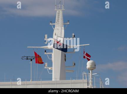 Mât du paquebot de croisière Queen Elizabeth montrant le drapeau de la maison Cunard, le drapeau national danois et le drapeau bleu Banque D'Images