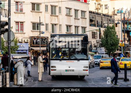 Un bus local sélectionne les passagers dans le centre-ville d'Amman, Amman, Jordanie. Banque D'Images